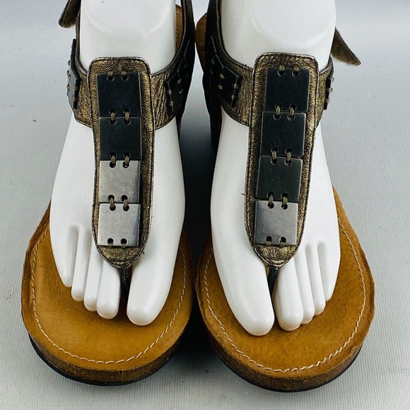 Womens 9M Me Too Kaylen Wedge Sandals Metallic‎ Gold Leather Cork Soles 3" Heels - Picture 3 of 10